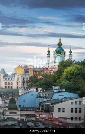 Skyline aereo di Kyv con la chiesa di Sant'Andrea al tramonto - Kiev, Ucraina Foto Stock