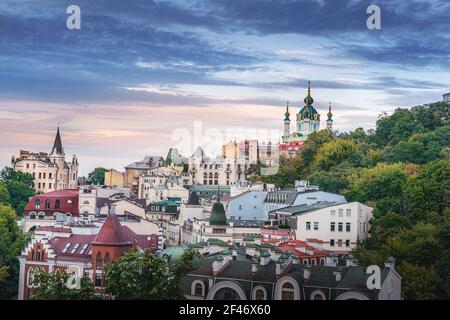 Skyline aereo di Kyv con la chiesa di Sant'Andrea al tramonto - Kiev, Ucraina Foto Stock