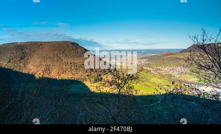 Germania, Magical vista sulle montagne del Giura svevo paesaggio naturale vicino stoccarda con cielo blu e piccolo villaggio nella valle Foto Stock