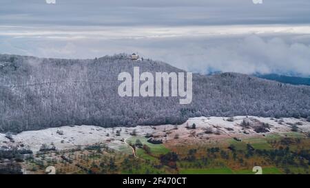 Germania, Magical vista aerea sopra la valle del Giura svevo paesaggio naturale vicino stoccarda con vista al castello teck in autunno con neve bianca sugli alberi Foto Stock