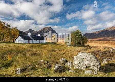 Blackrock Cottage ai piedi di Meall A' Bhuird, Rannoch Moor con Buachaille Etive Mor (Stob Bearg) alle spalle, Scottish Highlands, Scozia Foto Stock