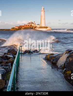 High Tide sulla strada rialzata per il faro di St Marys, Whitley Bay, sulla costa nord-orientale dell'Inghilterra, Regno Unito. Foto Stock