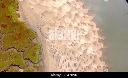 Salt Marsh Wells accanto al mare Norfolk Aerial overhead immagine Foto Stock