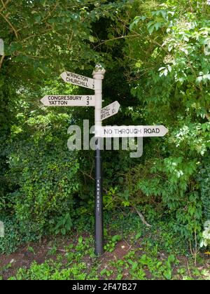 Un tradizionale inglese ghisa dito rurale segno strada nel villaggio di Wrington, Nord Somerset, Inghilterra. Foto Stock