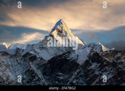 Vista serale di Ama Dablam sulla strada per il Campo Base Everest - Nepal Foto Stock