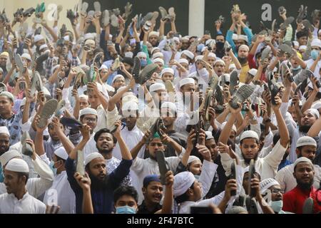 Dhaka, Bangladesh. 19 marzo 2021. I sostenitori di diversi partiti politici islamici sollevano le scarpe e gridano slogan mentre si riuniscono in una protesta dopo le preghiere del venerdì, contro la prossima visita del primo ministro indiano Narendra modi a Dhaka, Bangladesh, 19 marzo 2021. Photo by Suvra Anti Das/ABACAPRESS.COM Credit: Abaca Press/Alamy Live News Foto Stock