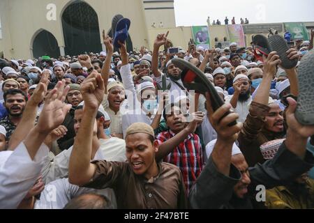 Dhaka, Bangladesh. 19 marzo 2021. I sostenitori di diversi partiti politici islamici sollevano le scarpe e gridano slogan mentre si riuniscono in una protesta dopo le preghiere del venerdì, contro la prossima visita del primo ministro indiano Narendra modi a Dhaka, Bangladesh, 19 marzo 2021. Photo by Suvra Anti Das/ABACAPRESS.COM Credit: Abaca Press/Alamy Live News Foto Stock