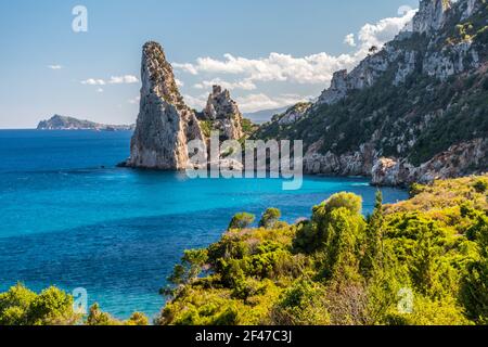 Pinnacolo di roccia chiamato 'Pedra Longa' nel golfo di Orosei vicino a Santa Maria Navarrese, piccolo villaggio marino in Ogliastra (Sardegna, Italia) Foto Stock