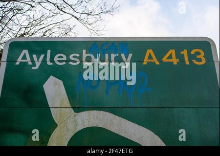 Aylesbury, Buckinghamshire, Regno Unito. 15 marzo 2021. Nessun graffito HS2 su un cartello sulla A413 vicino a Spinney. HS2 Ltd hanno abbattuto la maggior parte degli alberi nel medievale Spinney in Small Dean Lane vicino a Wendover, Aylesbury così come una bella coppice nocciolo. I residenti locali sono cuore rotto per vedere la distruzione che HS2 sta causando intorno a Wendover e Aylesbury. High Speed Rail 2 stanno intagliando una enorme cicatrice attraverso le Chilterns, che è un AONB per il controverso collegamento ferroviario da Londra a Birmingham. Credito: Maureen McLean/Alamy Foto Stock