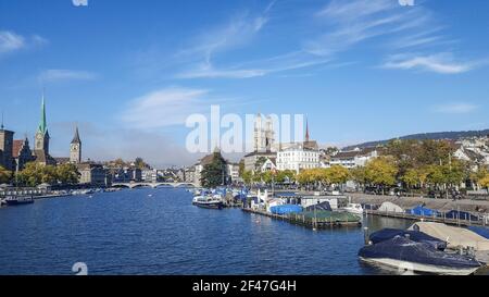Zurigo, Svizzera: Vista dal ponte Bellevue al centro città con le chiese Foto Stock