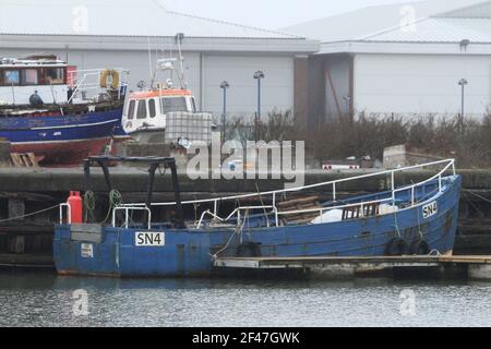 GRIMSBY, INGHILTERRA - 19 marzo: Vista generale di una barca da pesca attraccata e in attesa di riparazione. 19 Marzo 2021 a Grimsby, Inghilterra. (Foto di Ashley Allen/Alamy Live News) Credit: Ashley Allen/Alamy Live News Foto Stock