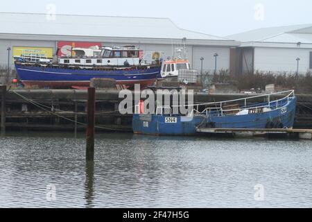 GRIMSBY, INGHILTERRA - 19 marzo: Vista generale delle barche in un molo in attesa di riparazione. 19 Marzo 2021 a Grimsby, Inghilterra. (Foto di Ashley Allen/Alamy Live News) Credit: Ashley Allen/Alamy Live News Foto Stock