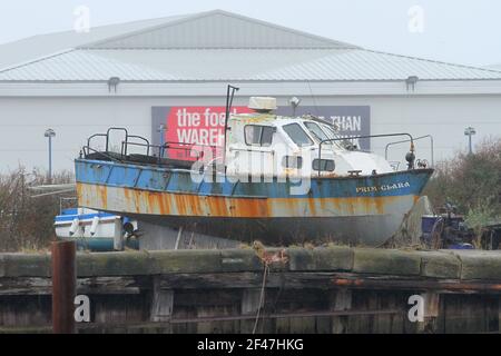 GRIMSBY, INGHILTERRA - 19 marzo: Una vista generale di una barca da pesca in un bacino asciutto in attesa di riparazione. 19 Marzo 2021 a Grimsby, Inghilterra. (Foto di Ashley Allen/Alamy Live News) Foto Stock