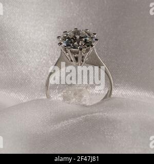 prezioso diamante solitario brillante montato su anello d'oro bianco Foto Stock