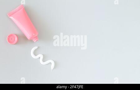 Tubo in plastica con tratto bianco strizzato dall'alto Foto Stock