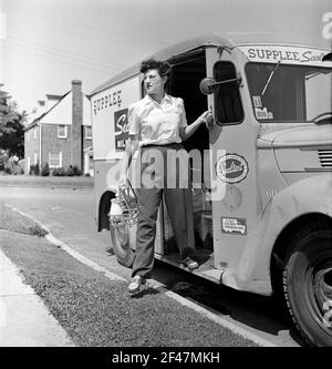 Miss Pearl Gold, una delle tante donne che lavorano per la Supplee-Wills-Jones Milk Company, Bryn Mawr, Pennsylvania, USA, Jack Delano, Ufficio delle informazioni di guerra degli Stati Uniti, giugno 1943 Foto Stock