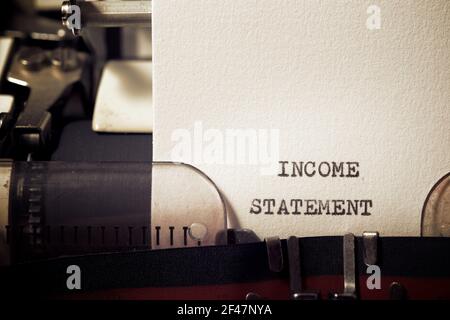 Frase di dichiarazione di reddito scritta con una macchina da scrivere. Foto Stock
