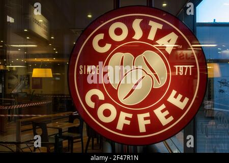 La caffetteria Costa Coffee è chiusa a causa di COVID-19 o blocco focolaio, vetrina con logo, stazione della metropolitana Budejovicka, Praga Foto Stock