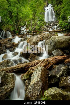 Cascata di Ratera in estate (Parco Nazionale Aigüestortes e Estany de Sant Maurici, Catalogna, Spagna, Pirenei) Foto Stock