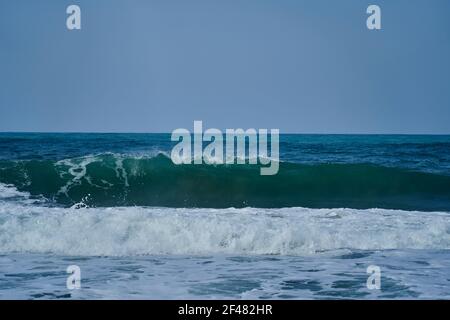 Onde che si infrangono sulla spiaggia del litorale al parco nazionale di Tayrona sulla costa atlantica della Colombia nei caraibi, America del Sud Foto Stock