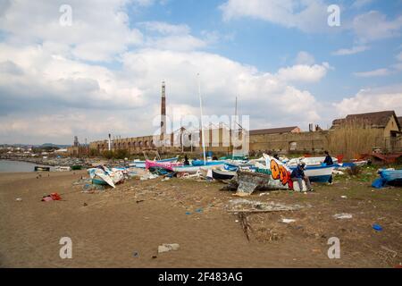 6 MARZO 2021 - NAPOLI, ITALIA - Bagnoli, spiaggia di Coroglio, nella parte occidentale di Napoli, ex zona delle fabbriche di ​​the Italsider. Sullo sfondo il remai Foto Stock