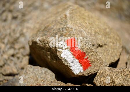 Indicazioni sul percorso da Núria a Queralbs (Valle di Núria, Catalogna, Pirenei, Spagna) ESP: Señales del GR-11 en el camino de Núria a Queralbs Foto Stock