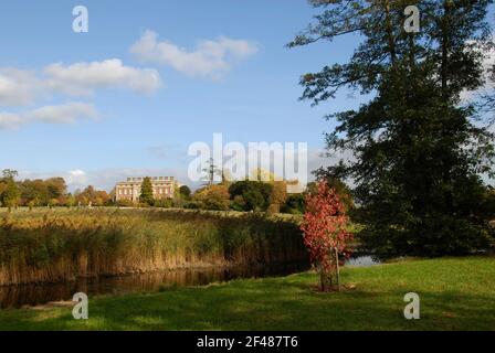 Vista sul nuovo fiume di Wotton House Foto Stock