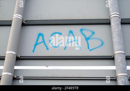 Aylesbury, Regno Unito. 15 marzo 2021. Tutti i Cops sono Bastards ACAB graffiti sulle indicazioni vicino allo Spinney dove HS2 Ltd hanno abbattuto la maggior parte degli alberi in là om piccolo Dean Lane vicino Wendover, Aylesbury così come una bella coppice di nocciolo. I residenti locali sono cuore rotto per vedere la distruzione che HS2 sta causando intorno a Wendover e Aylesbury. High Speed Rail 2 stanno intagliando una enorme cicatrice attraverso le Chilterns, che è un AONB per il controverso collegamento ferroviario da Londra a Birmingham. . Credito: Maureen McLean/Alamy Foto Stock