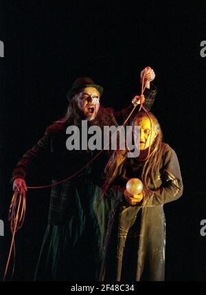 l-r: John Tomlinson (Wotan / The Wanderer), Graham Clark (MIME) a SIEGFRIED di Wagner alla Royal Opera, Covent Garden, Londra WC2 27/03/1995 direttore: Bernard Haitink design: Nigel Lowery illuminazione: Pat Collins movimento: Matthew Hamilton regista: Richard Jones Foto Stock