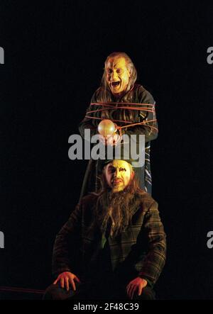 John Tomlinson (Wotan / The Wanderer - front), Graham Clark (MIME) in SIEGFRIED di Wagner alla Royal Opera, Covent Garden, Londra WC2 27/03/1995 direttore: Bernard Haitink design: Nigel Lowery illuminazione: Pat Collins movimento: Matthew Hamilton regista: Richard Jones Foto Stock