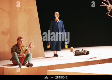 Siegfried Jerusalem (Siegfried) con Forest Bird in SIEGFRIED di Wagner alla Royal Opera, Covent Garden, Londra WC2 27/03/1995 direttore: Bernard Haitink design: Nigel Lowery illuminazione: Pat Collins movimento: Matthew Hamilton regista: Richard Jones Foto Stock