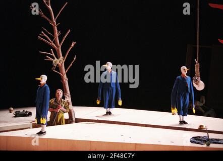 Siegfried Jerusalem (Siegfried) con Forest Birds in SIEGFRIED di Wagner alla Royal Opera, Covent Garden, Londra WC2 27/03/1995 direttore: Bernard Haitink design: Nigel Lowery illuminazione: Pat Collins movimento: Matthew Hamilton regista: Richard Jones Foto Stock