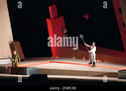 l-r: Siegfried Jerusalem (Siegfried), Anne Evans (Brunnhilde - posteriore, addormentato sotto maschera di protezione), John Tomlinson (Wotan) in SIEGFRIED di Wagner alla Royal Opera, Covent Garden, Londra WC2 27/03/1995 direttore: Bernard Haitink design: Nigel Lowery illuminazione: Pat Collins movimento: Richard Hamilton regista: Richard Jones Foto Stock