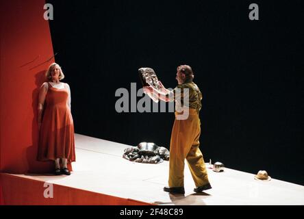 Siegfried rimuove lo scudo dal Brunnhilde addormentato: Anne Evans (Brunnhilde), Siegfried Jerusalem (Siegfried) in SIEGFRIED by Wagner alla Royal Opera, Covent Garden, Londra WC2 27/03/1995 direttore: Bernard Haitink design: Nigel Lowery illuminazione: Pat Collins movimento: Matthew Hamilton regista: Richard Jones Foto Stock