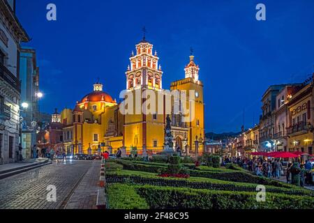 Plaza de la Paz con Basílica colegiata de Nuestra Senora de Guanajuato 17 ° secolo illuminato di notte nella città Guanajuato, Messico centrale Foto Stock