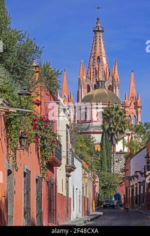 Calle Aldama nella città di San Miguel de Allende e la sua chiesa neo-gotica Parroquia de San Miguel Arcángel, Guanajuato, Messico centrale Foto Stock