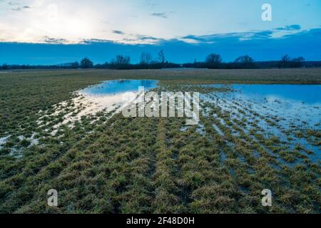 Fondere prati e nuvole serali sul cielo, paesaggio primaverile Foto Stock