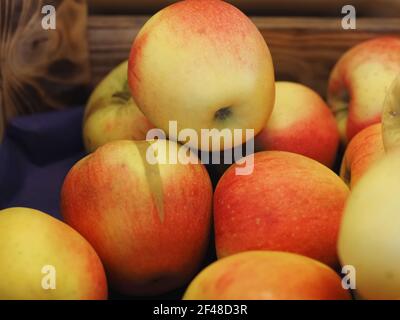 Mucchio di mele in un mercato alimentare Foto Stock