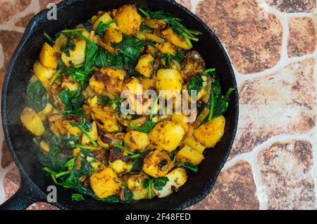 Saag Aloo, spinaci e patate in teglia di ghisa Foto Stock