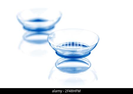 Due lenti a contatto con riflessi, isolate su sfondo bianco Foto Stock