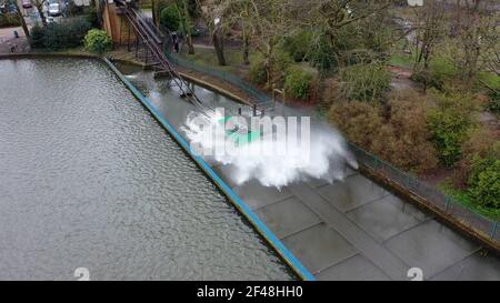 Cllr Dave Craker fa un giro sulla barca Wicksteed elencata nel parco orientale di Hull, che è di nuovo in funzione dopo un periodo di lavori di restauro. Data immagine: Venerdì 19 marzo 2021. Foto Stock