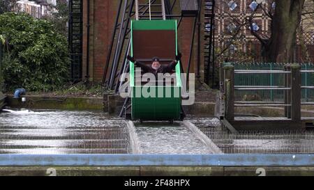 Cllr Dave Craker fa un giro sulla barca Wicksteed elencata nel parco orientale di Hull, che è di nuovo in funzione dopo un periodo di lavori di restauro. Data immagine: Venerdì 19 marzo 2021. Foto Stock