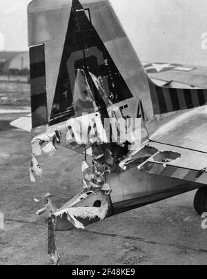 Un P-51 nordamericano (A/C 44-14254) del 364th Fighter Group, 677th Fighter Wing, ritornò alla sua 8th Air Force Station F-375, Honnington, Inghilterra, con UNA sezione di coda danneggiata risultante da Enemy Action. 24 ottobre 1944 Foto Stock