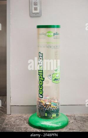 Contenitore di riciclaggio della batteria usato Foto Stock