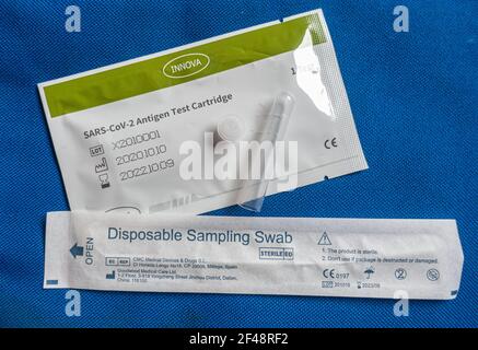 Kit per test antigene SARS-COV-2 di proprietà di Innova Medical Group Inc, USA e distribuito da TRYST&Tested.TECH, prodotto da Xiamen Biotime Biotechnology Co, Ltd. Cina. Kit per test a flusso laterale Coronavirus Covid 19 con tampone di campionamento monouso e cartuccia di analisi, Regno Unito. Su uno sfondo di tessuto blu. Foto Stock