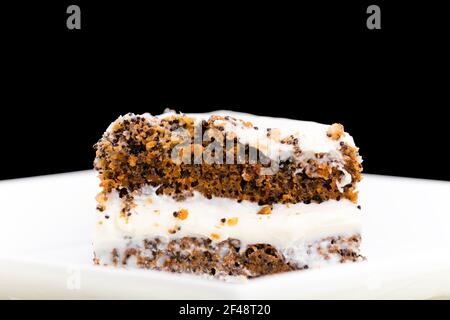 Deliziosa torta di semi di papavero con noci. Macro. Su sfondo nero. Foto Stock