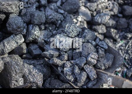 Attività minerarie. Grandi pezzi di carbone sono sboched con una pala, combustibile minerale per stufe e caldaie domestiche. Foto Stock