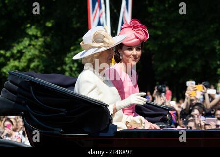 Catherine Duchessa di Cambridge che parla con Camilla Parker Bowles a. Trouping del colore Foto Stock