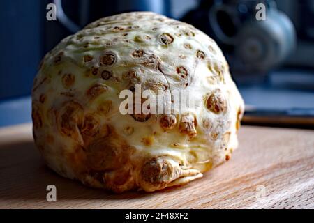 Rapeliac, verdure più brutto del mondo, su un tagliere di legno, tazze in ceramica sullo sfondo. Foto Stock