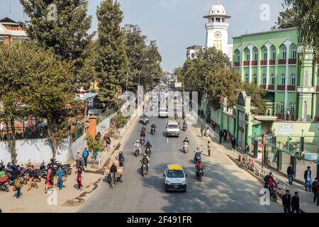 Strada trafficata nel centro di Kathmandu, Nepal Foto Stock